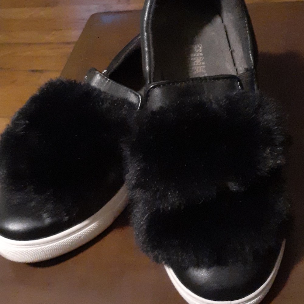 Shoes. - Picture 2 of 6